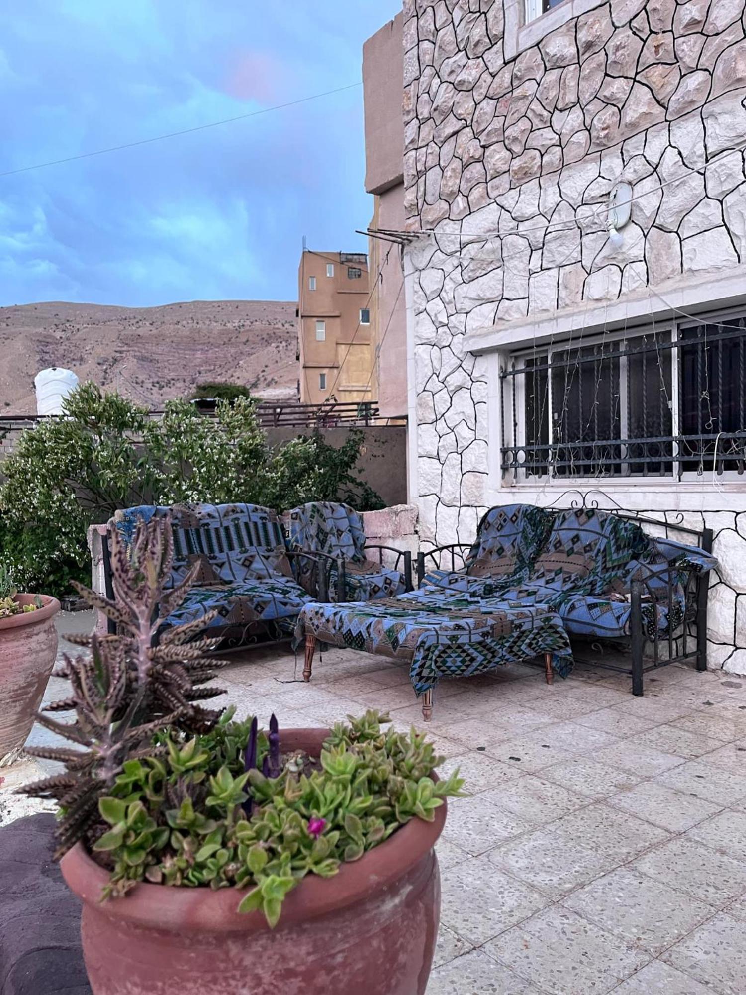 Bed and Breakfast Happy Bedouin House Petra Al Hayy Exterior foto