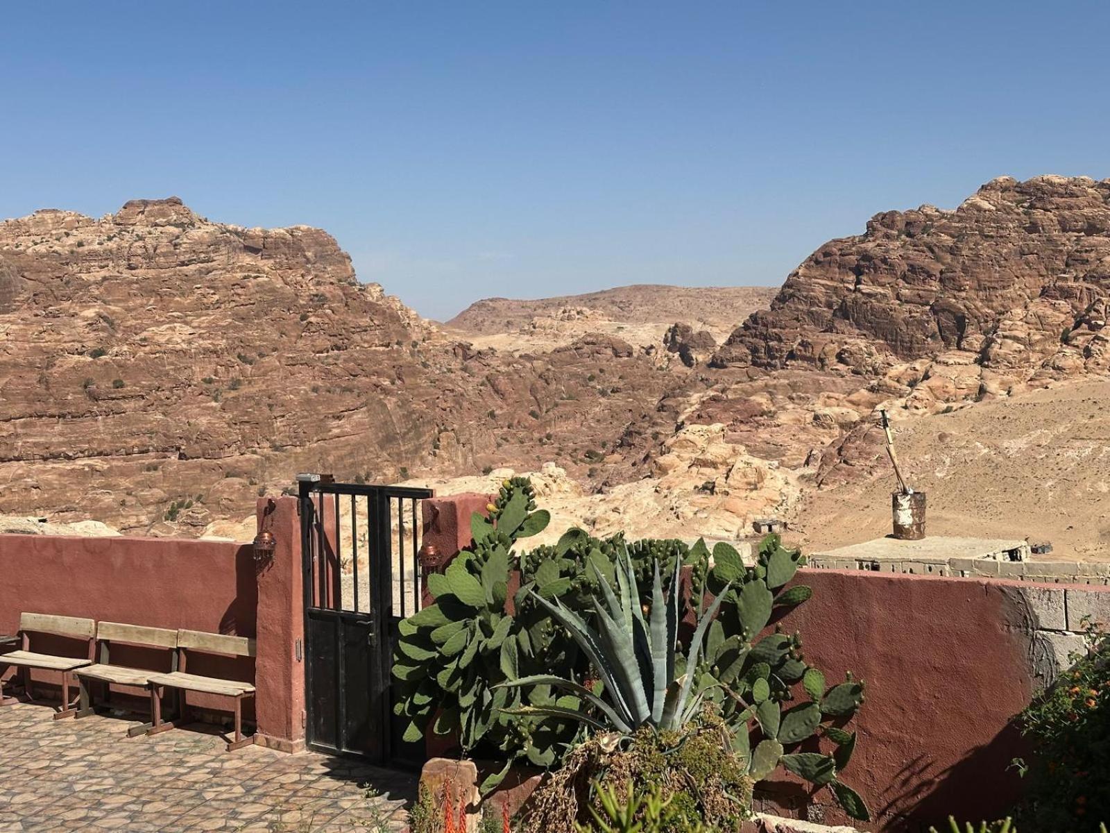 Bed and Breakfast Happy Bedouin House Petra Al Hayy Exterior foto