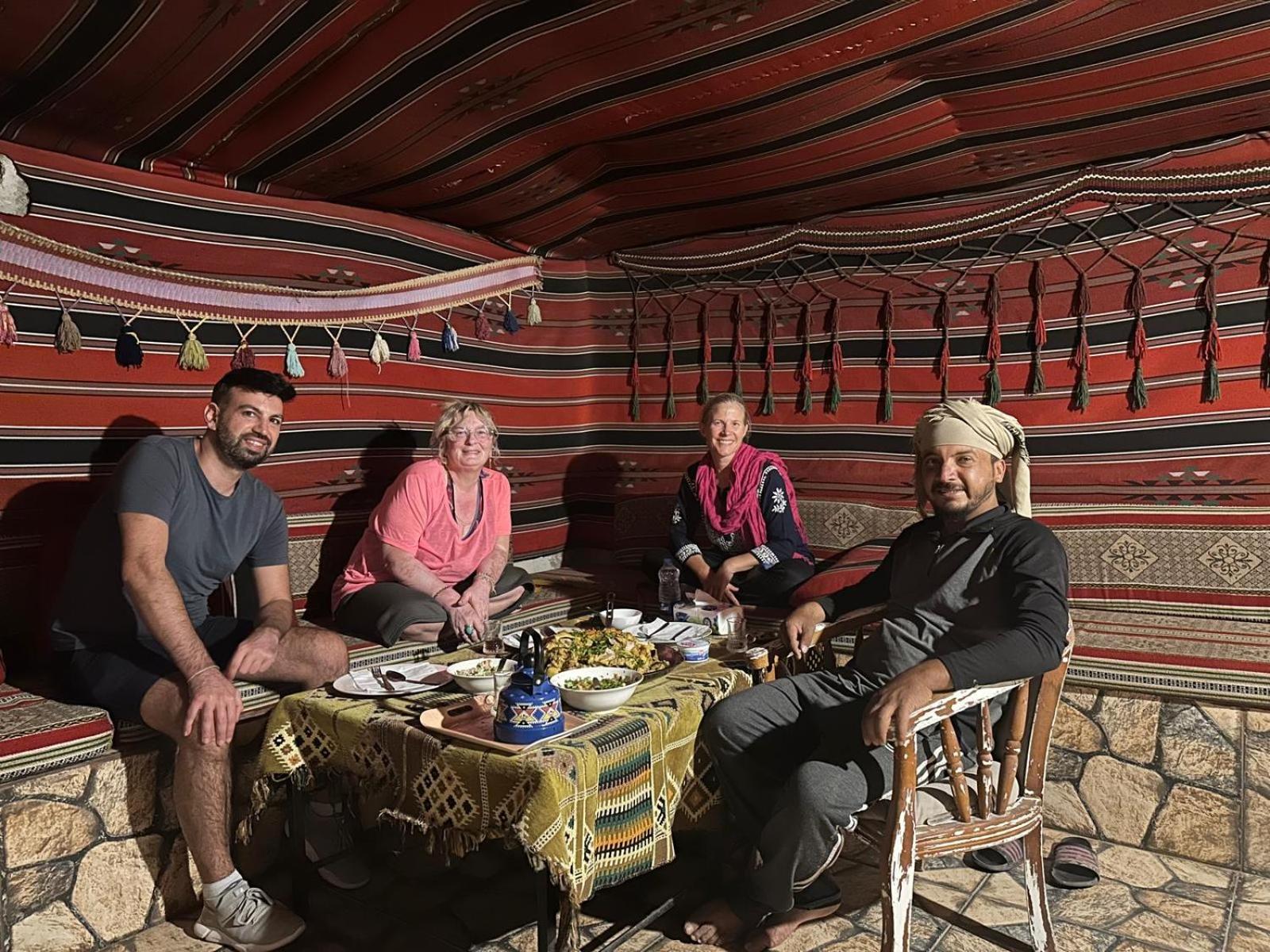 Bed and Breakfast Happy Bedouin House Petra Al Hayy Exterior foto