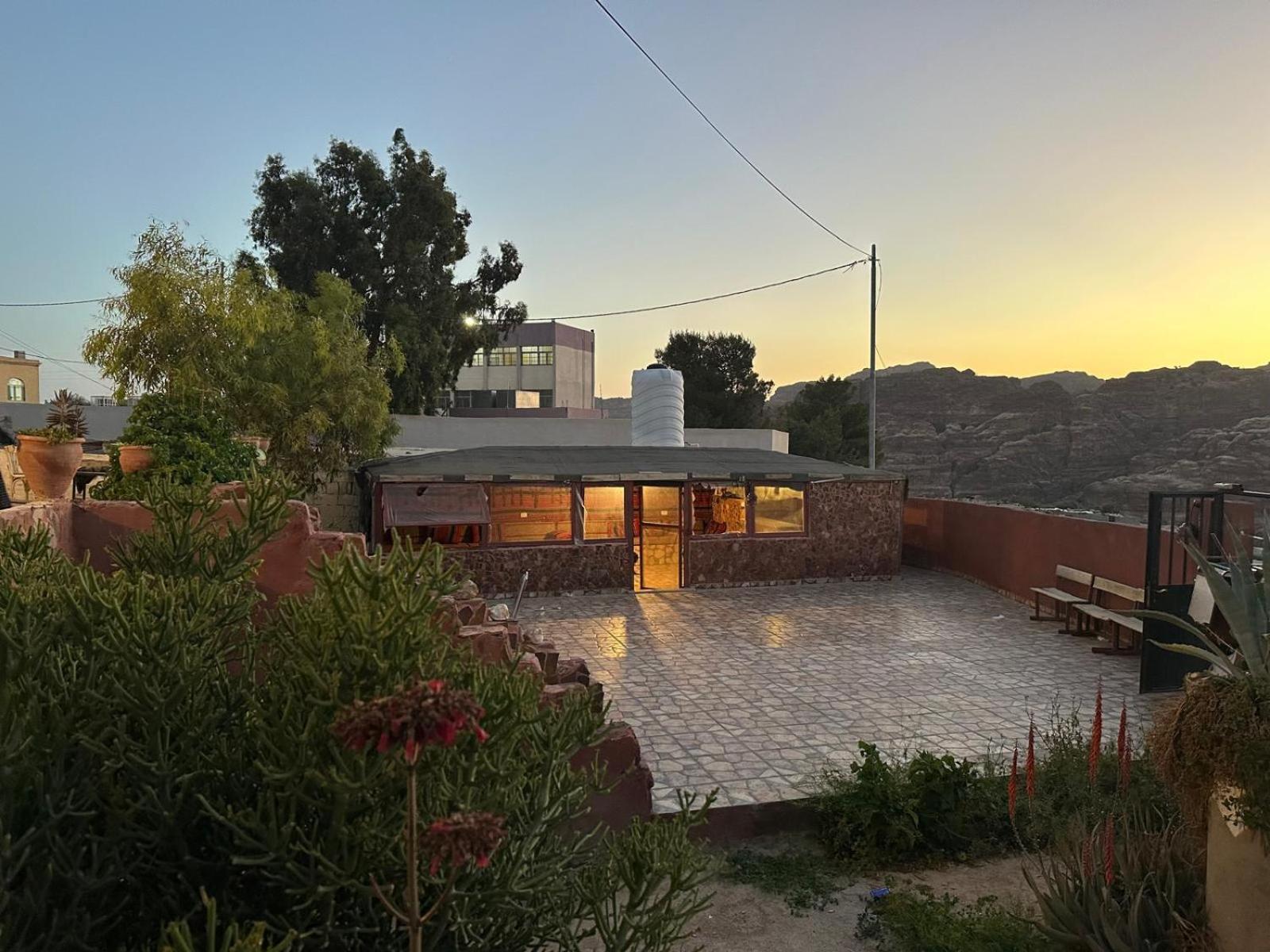 Bed and Breakfast Happy Bedouin House Petra Al Hayy Exterior foto